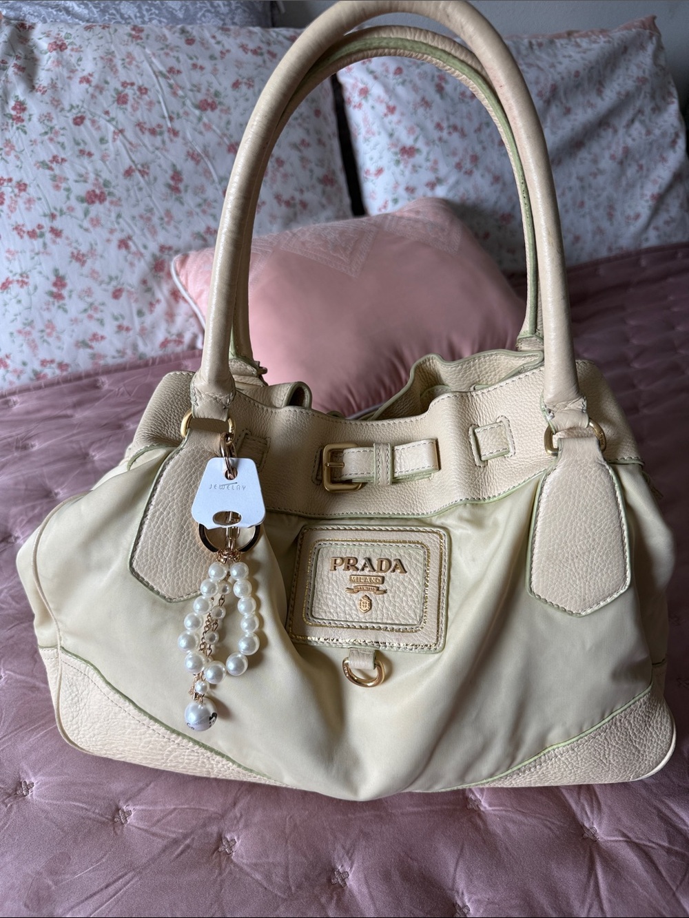 Source Unknown Cream Leather Women’s Shoulder Bag with Gold Hardware